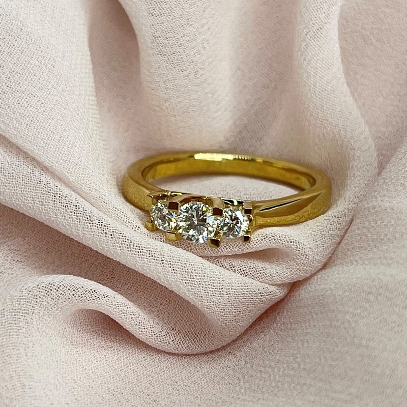 Zoya diamantring i 14 kt med 3 diamanter 7525-27